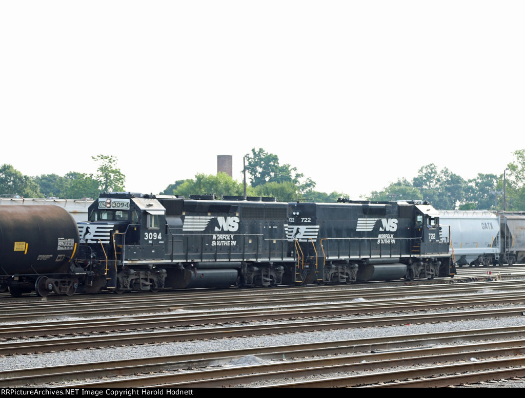 NS 722 & 3094 (A&Y job) build their train